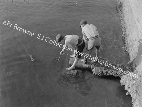 BOYS PLAYING IN ST. STEPHEN'S GREEN